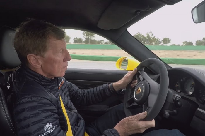 Walter Röhrl megmutatja, hogyan kell a 911 GT3-asnak kenni