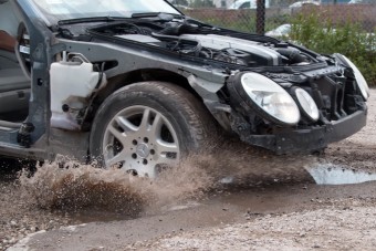 Ez történik az autóddal, ha kátyúba hajtasz