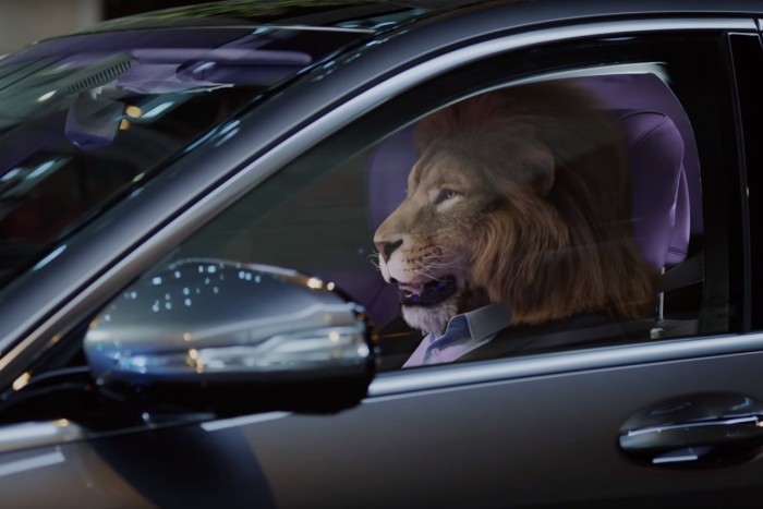 Frusztrált oroszlánt nyugtat a Mercedes