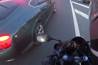 Motoros tette helyre a szemetelő Bentley sofőrt