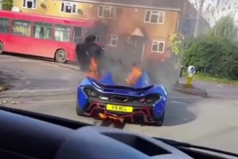 Lángba borult egy McLaren P1-es