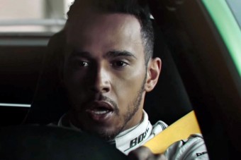 F1-es pilóták utcai autókkal bohóckodnak