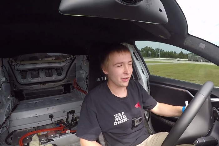 Kibelezett Teslával gyorsulja le a világot ez a srác