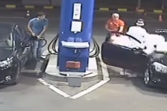 Tankolás közben cigizett a srác, szó szerint leoltotta a benzinkutas
