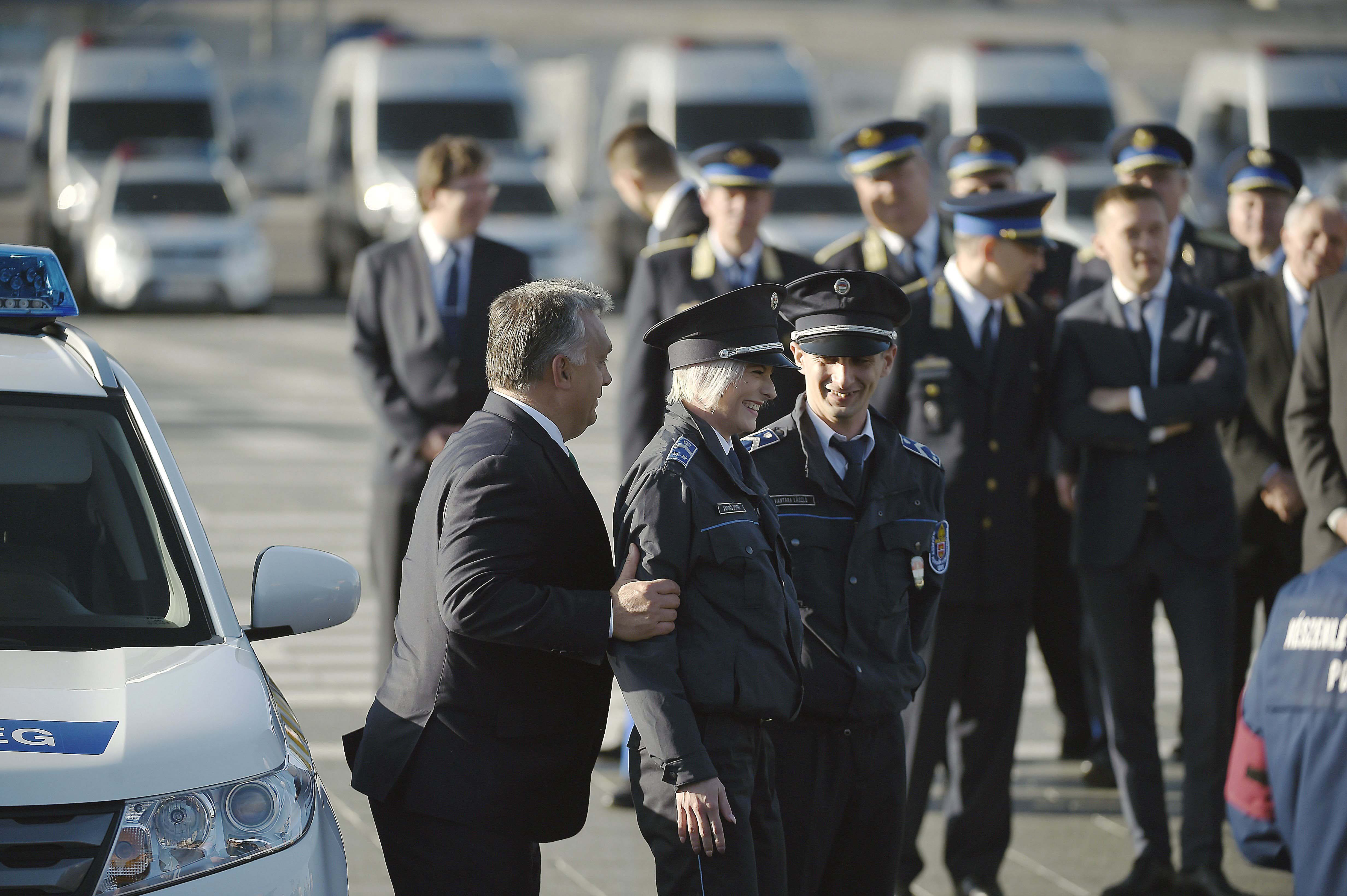 387 vadonatúj rendőrautót kapott ma a rendőrség 7