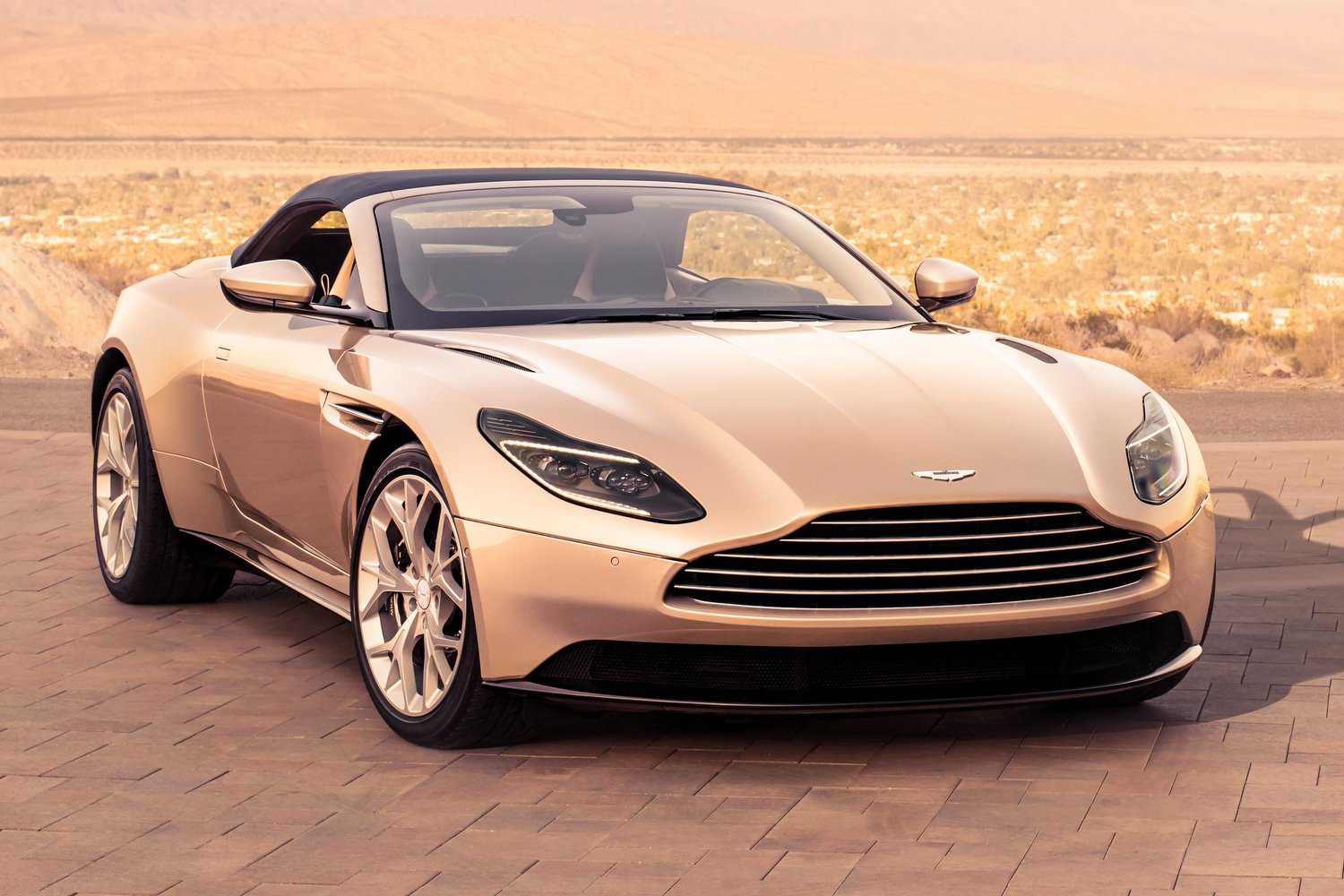 Vászontetőt kapott az Aston Martin DB11 28