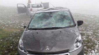 Totálkárosra tört kocsik maradtak a pokoli jégeső után Argentínában