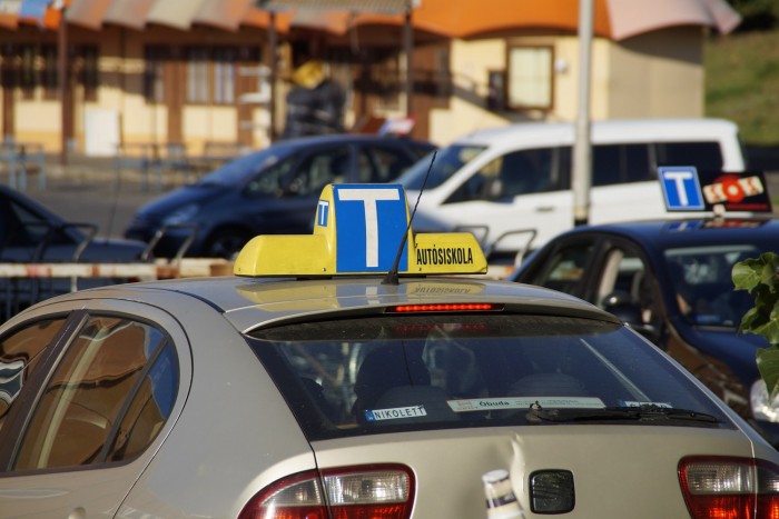 Miért kerül kétszázezerbe egy B-s jogsi?