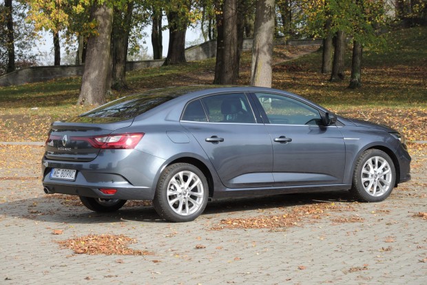 Renault, ami nem kell a németeknek 1 Elől a kategóriában általános McPherson felfüggesztés van a Megane GrandCoupe-ban, míg hátul az egyszerűbb, olcsóbb megoldásnak számító csatolt lengőkaros megoldást alkalmazza a Renault