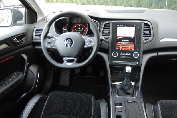 Renault, ami nem kell a németeknek 2 A kormányzás remek, a váltó azonban nehezen kapcsolható