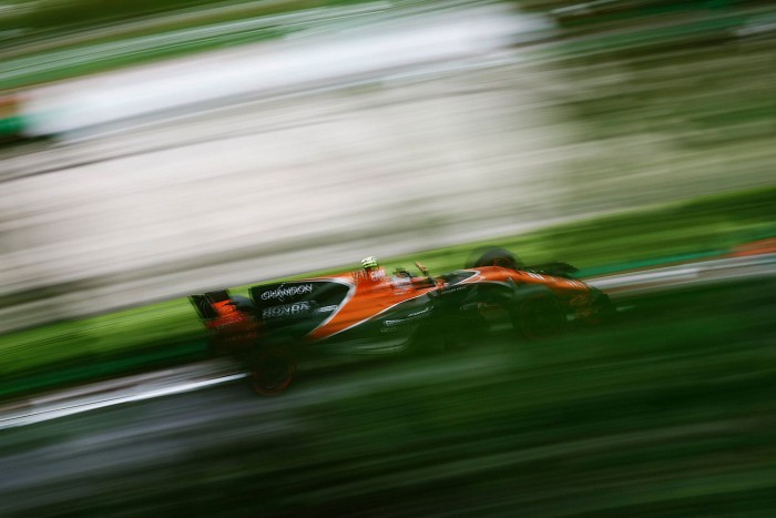 F1: Balesettel kezdődött a hétvége – videó 1 | Vezess F1: Balesettel kezdődött a hétvége – videó 1