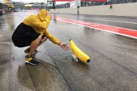 F1: Özönvíz a második edzésen 14