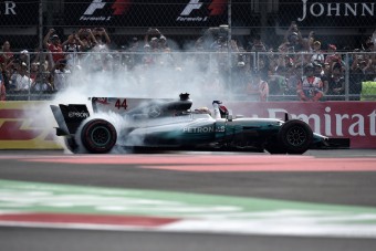F1: Tovább dübörög a Mercedes-úthenger?