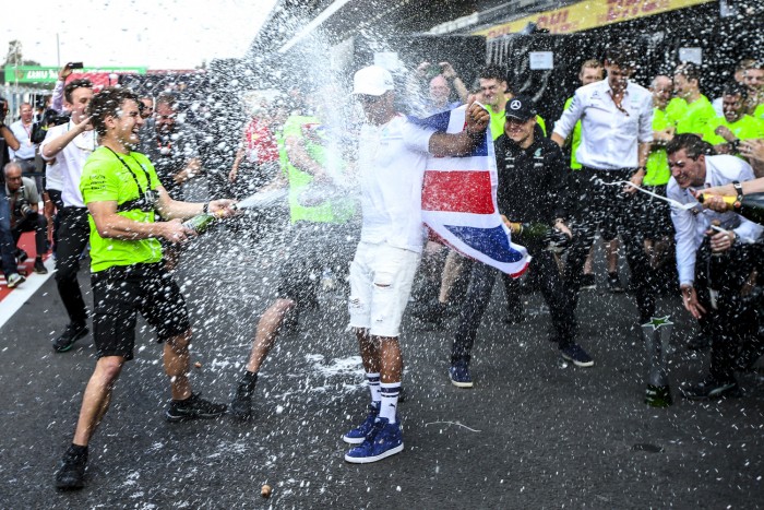 F1: Hamilton dalra fakadt a repülőn – videó