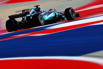 F1: Vettel Hamilton nyakán az időmérő előtt