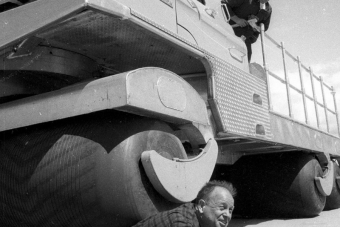 Öt tonnát nyom ez a gép, mégse öl meg, ha átgurul rajtad