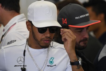 F1: Alonso figyelmeztette Hamiltont - videó