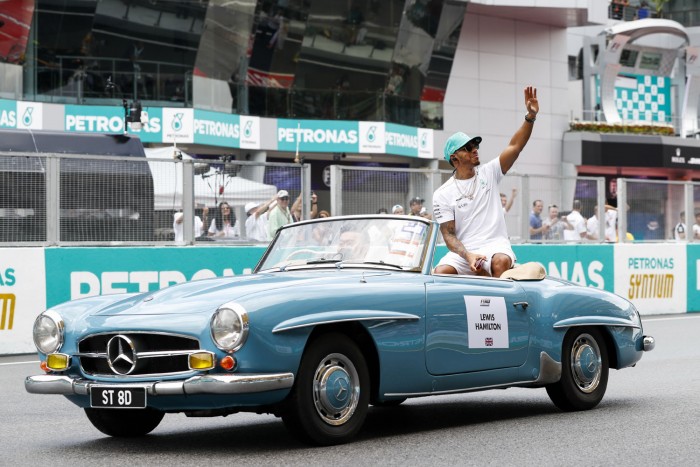 F1: Bábeli köszönet a Mercedestől – videó