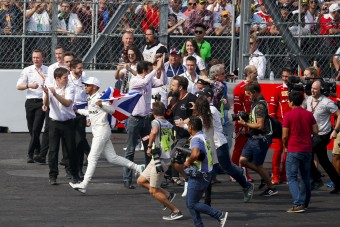 F1: Nagyot burkolt a rámenős Hamilton-szurkoló - videó