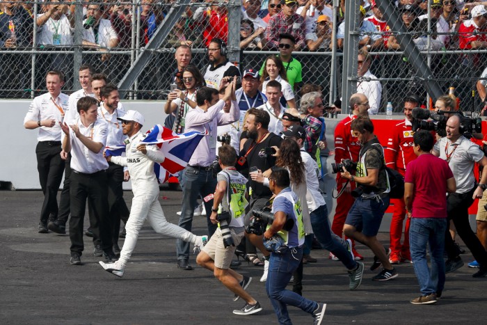 F1: Nagyot burkolt a rámenős Hamilton-szurkoló – videó