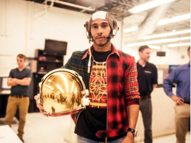 F1: Hamilton űrhajóra cserélné a Mercit – videó