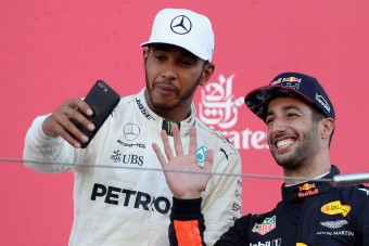F1: Ricciardo lenyúlta Hamilton telefonját, trollkodott egyet