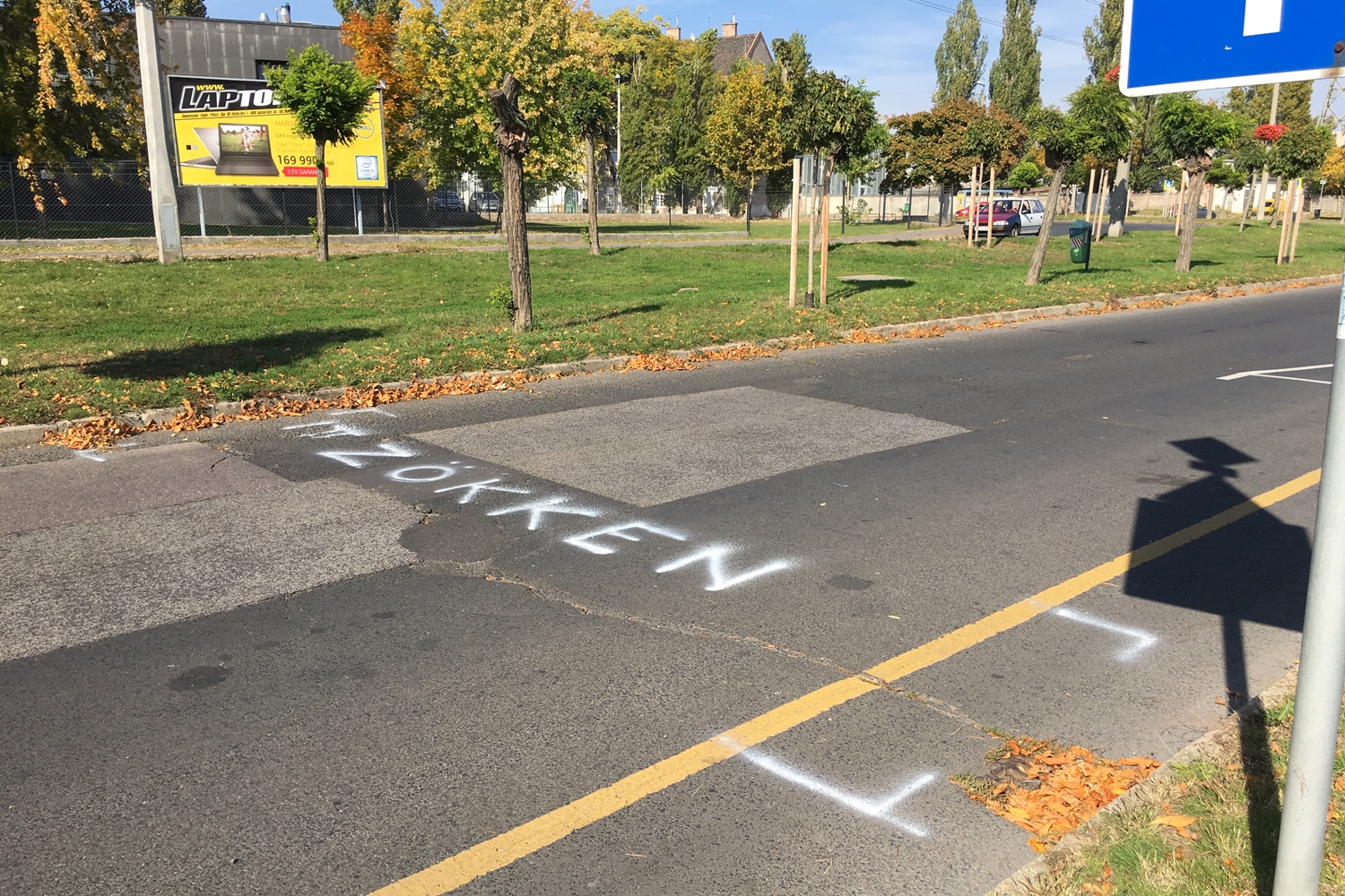 Meglepő figyelmeztetésre bukkantunk egy pesti úton 1