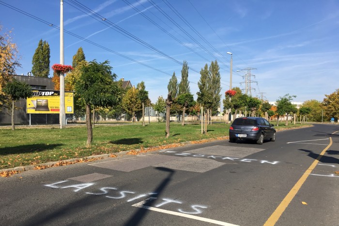 Meglepő figyelmeztetésre bukkantunk egy pesti úton