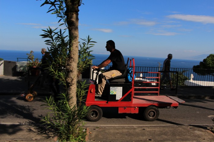 Így közlekednek a milliárdosok kedvenc szigetén 10