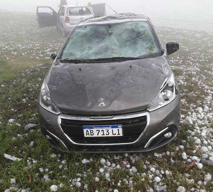 Totálkárosra tört kocsik maradtak a pokoli jégeső után Argentínában 2 | Vezess Totálkárosra tört kocsik maradtak a pokoli jégeső után Argentínában 2