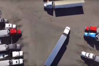 Semmi extra, csak nagyon szűk helyre parkol be a kamionos, és baromi jó nézni