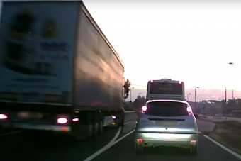 Győrben olyat előzött egy kamion, hogy égnek áll a hajunk