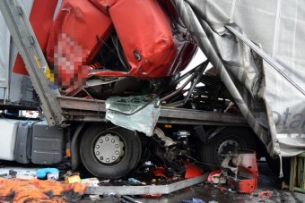 Megrázó fotókon a halálos kamionbaleset