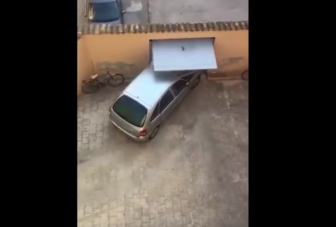 Zsigerig hatoló fájdalom, amikor meghallod, hogy áll ki ez az autós a kapun