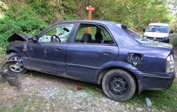 Fotókon a baltával szétvert zalai autó 1