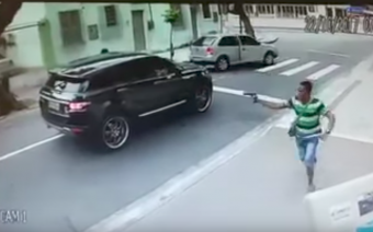 Félelmetes, ahogy fényes nappal, fegyveresek elrabolják a kapus autóját