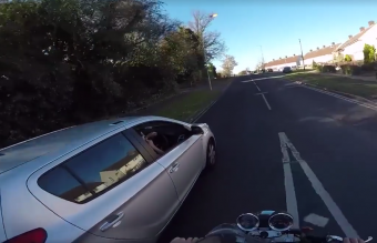 Édes bosszút állt a motoros a bunkó autóson