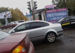 Az év videóját készítette egy férfi a zebrán álló autóssal