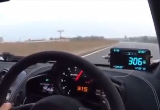 Nézd meg, ahogy ez a srác 323 km/órára gyorsul az autópályán