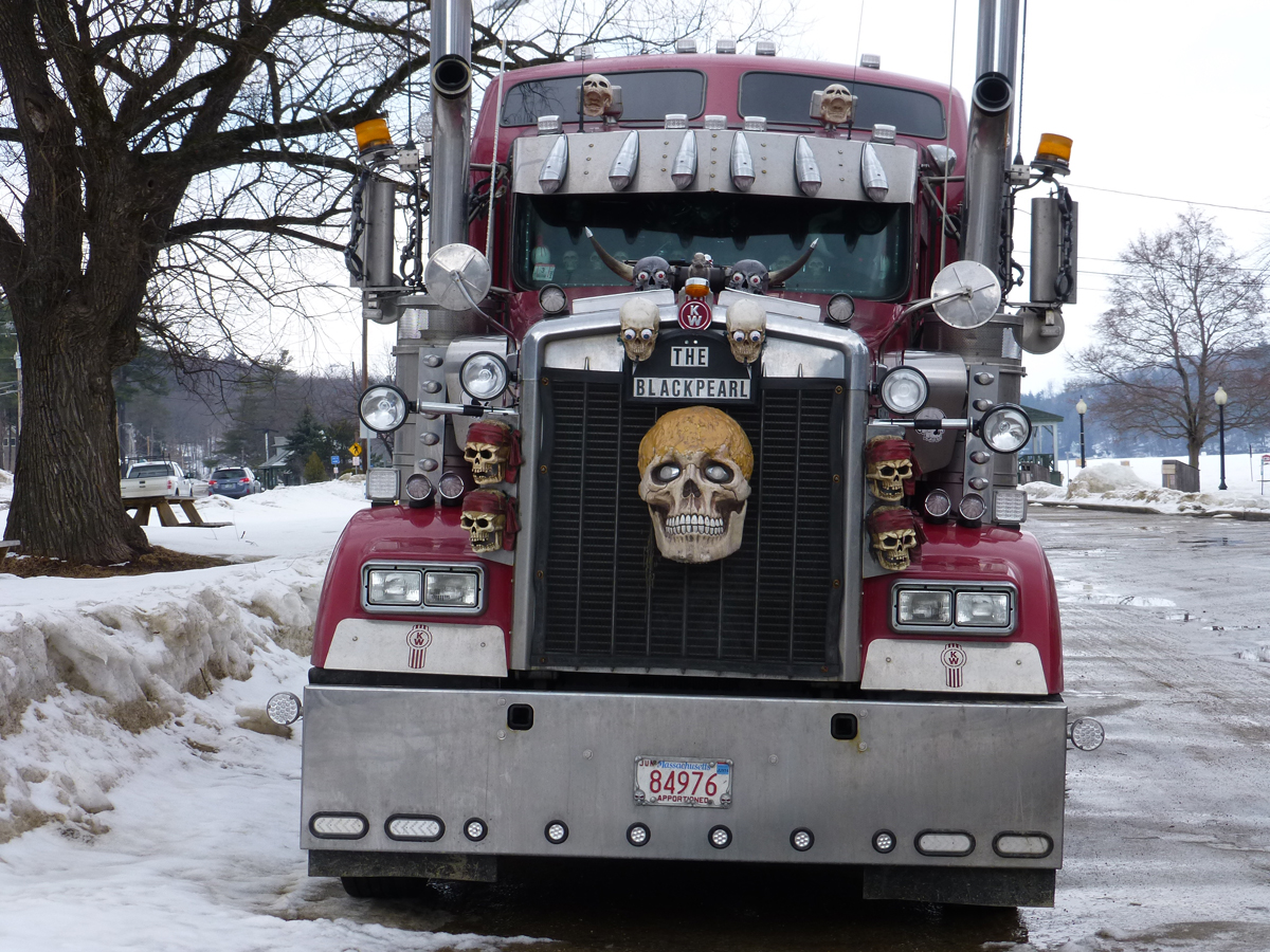 Beteg halloweeni bábu egy kamionon 5