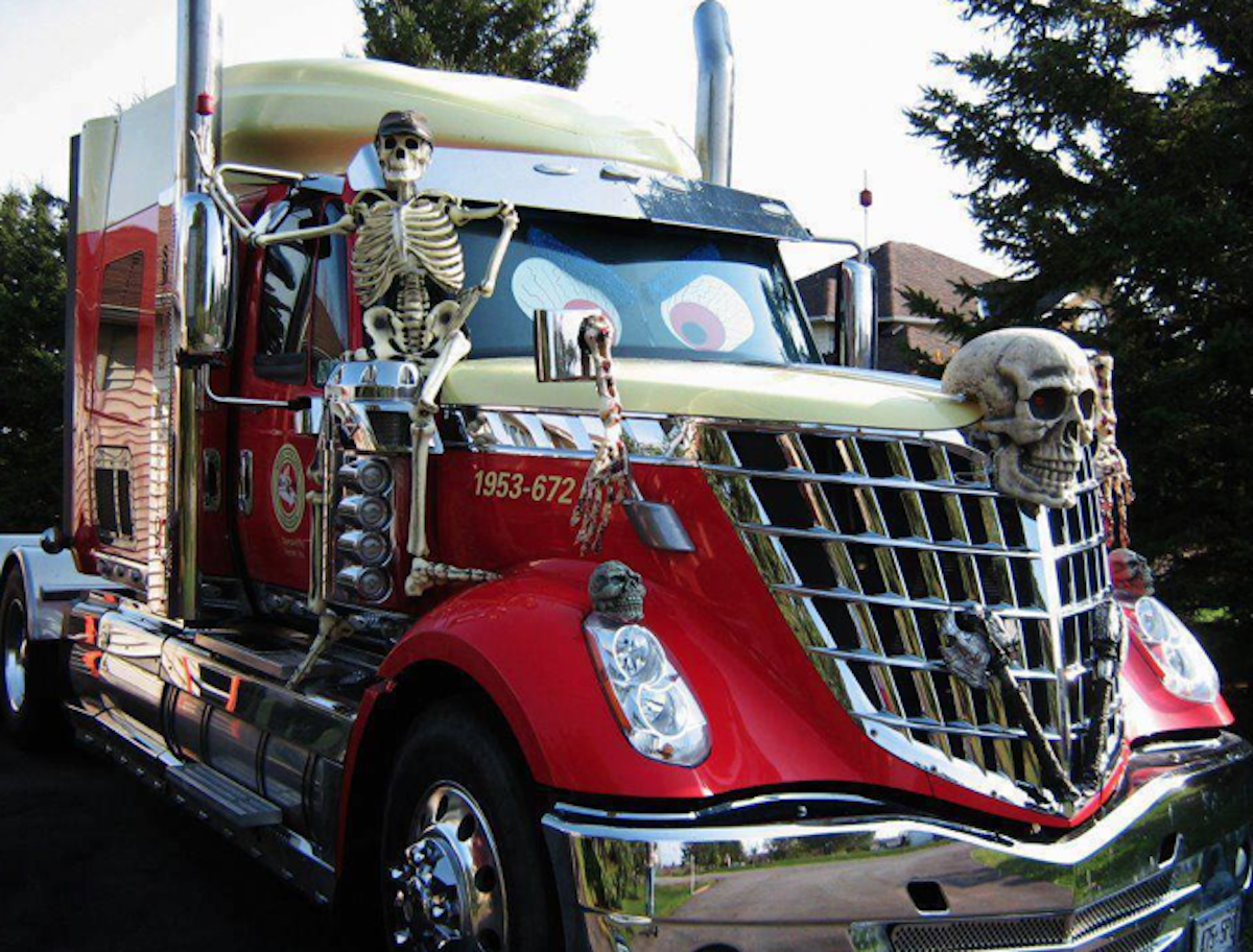 Beteg halloweeni bábu egy kamionon 2