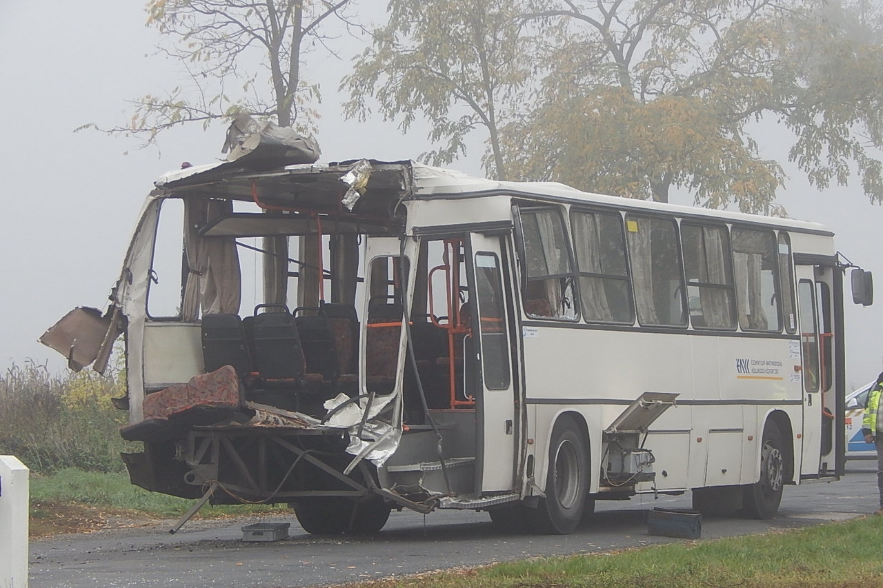 Fotókon a kónyai buszbaleset 4