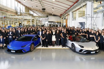 Duplán ünnepel a Lamborghini