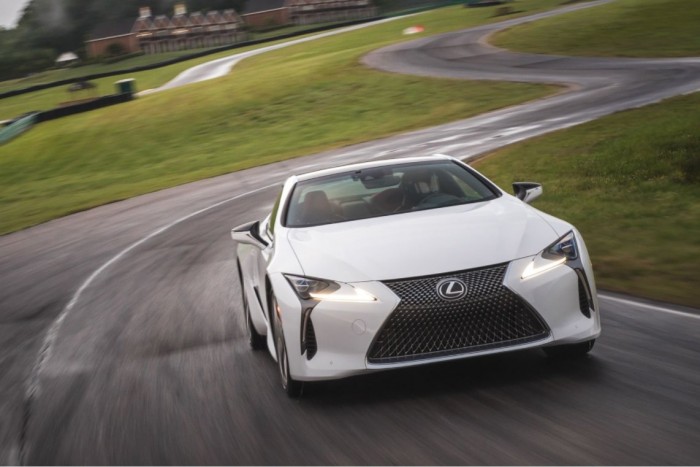 Kőkemény sportautókat vert a kecses kupé