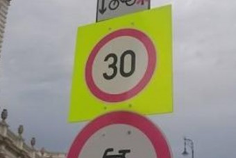 Patent kis KRESZ-tábla van a Várkert Bazárnál, csak az a baj, hogy nagy hülyeség