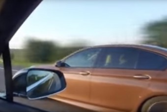 A BMW-s és a teslás nem hitt a szemének, hogy mi előzött rájuk