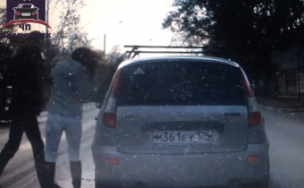 Ekkora rohadékot még nem láttunk autóból kiszállni