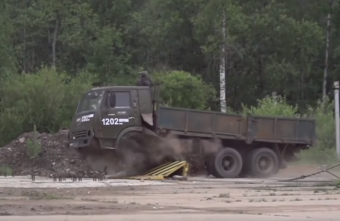 Egyszerű orosz útakadály, ami széttép egy Kamazt