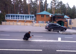 Sziszifuszi őrület - baltával vágta szét a dupla záróvonalat egy orosz férfi 