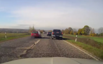 Ámokfutó piros Golf előzött sorozatban Bicskénél, nem hiszünk a szemünknek